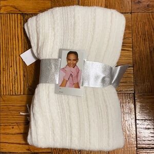 NWT New York & company white gloves & scarf set